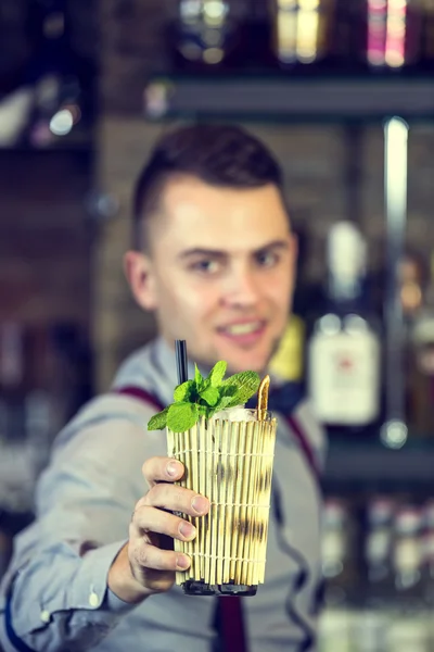 Giovane che lavora come barista — Foto Stock