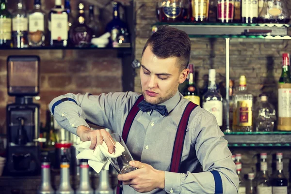 Молодой человек работает барменом — стоковое фото