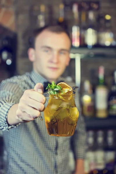 Jovem que trabalha como barman — Fotografia de Stock