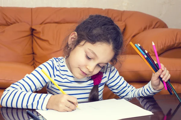 Kinder malen mit Buntstiften auf Papier — Stockfoto