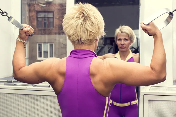 Concursos de musculación femenina adulta — Foto de Stock