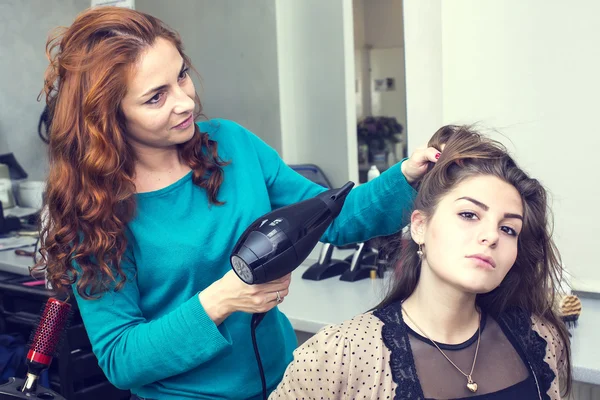 Woman in a beauty salon — Stock Photo, Image