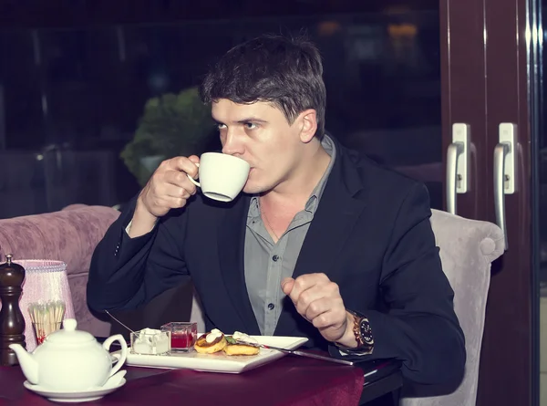 Joven cenando. — Foto de Stock