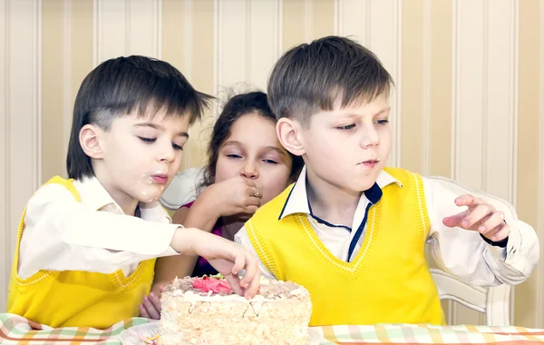 Divirta-se comendo bolo de aniversário — Fotografia de Stock