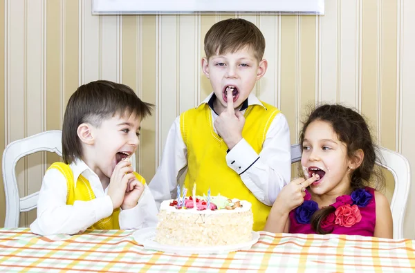 Divirta-se comendo bolo de aniversário — Fotografia de Stock