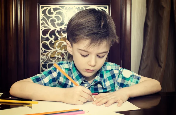 Barn rita med kritor på papper — Stockfoto