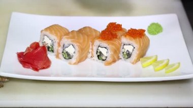 Şef yemek hazırlıyor.