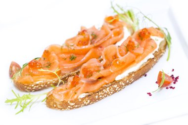 sandviç somon havyar ve süslenmiş yeşillikleri ile