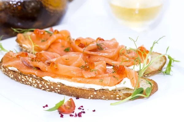 Sandwiches with salmon caviar and greens adorned — Stock Photo, Image