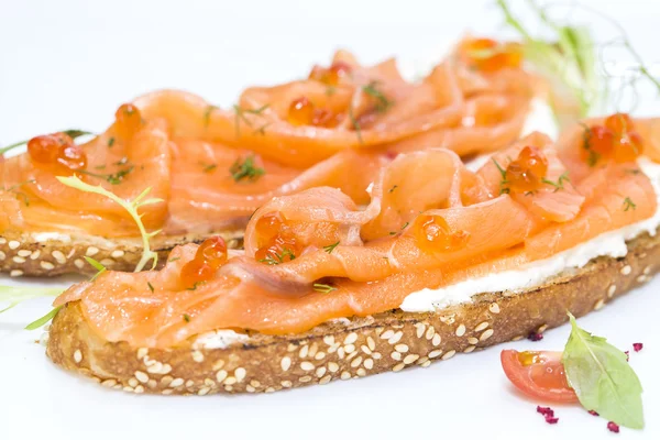 Sandwiches mit Lachskaviar und Gemüse verziert — Stockfoto
