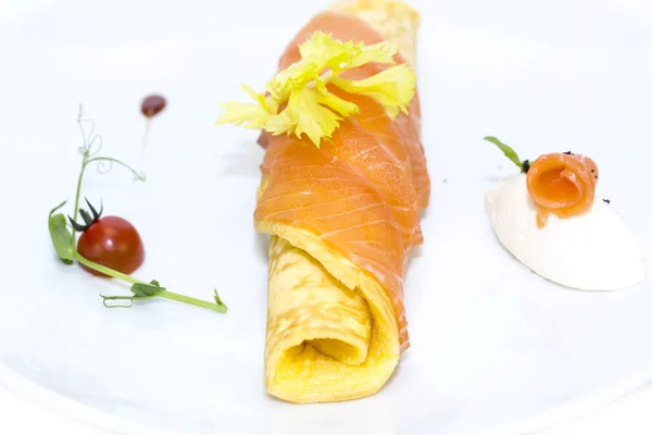 Huevos con queso y salmón decorados con tomate —  Fotos de Stock