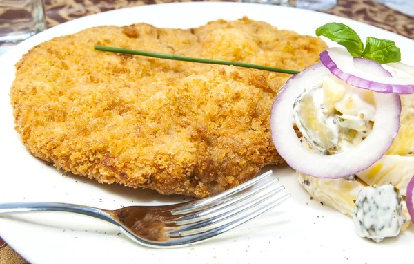 Schnitzel plantaardige salade — Stockfoto