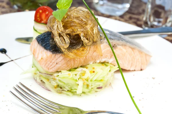Filetto di salmone al forno con verdure — Foto Stock
