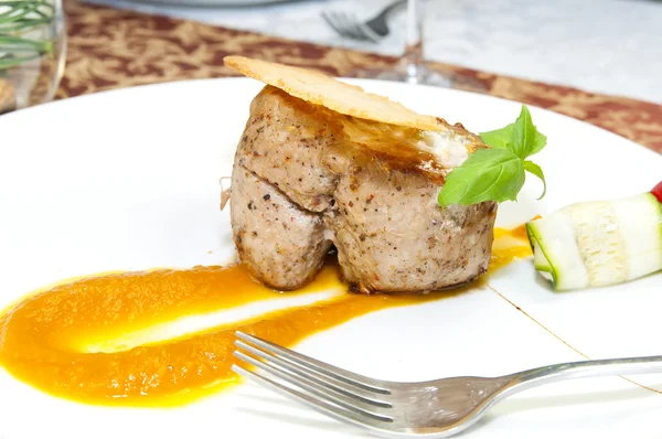 Pieczone mięso z sosem musztardowym — Zdjęcie stockowe