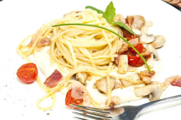 Espaguete com legumes carne e frutos do mar — Fotografia de Stock