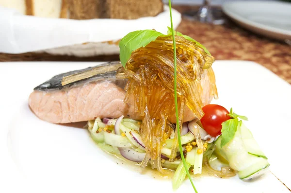Filetto di salmone al forno con verdure — Foto Stock