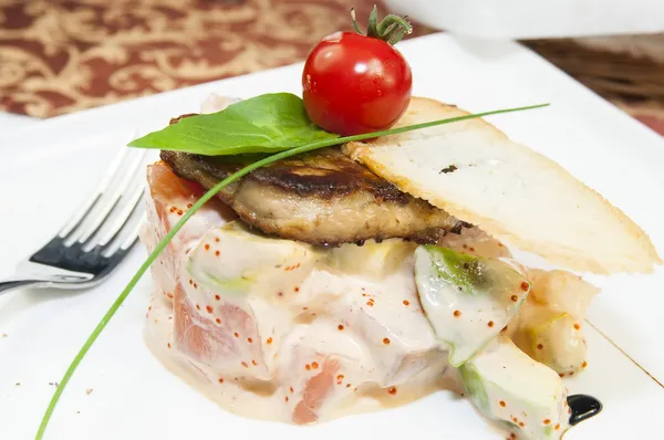 Salat, Fisch und Eier mit Gemüse und Tomaten — Stockfoto