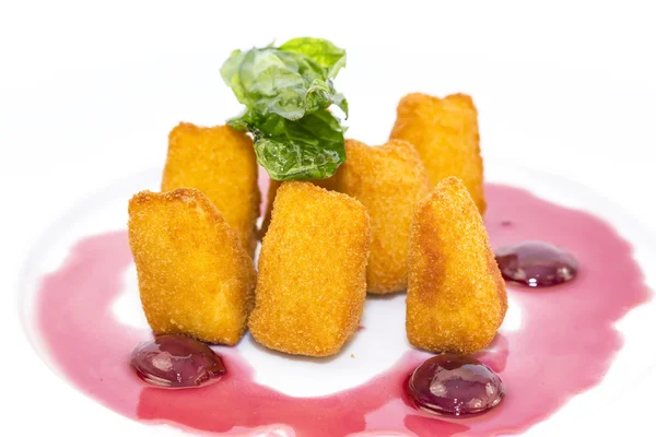 Formaggio grigliato con salsa — Foto Stock