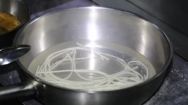 Приготовление спагетти — стоковое видео