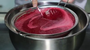 mutfakta yemek pasta