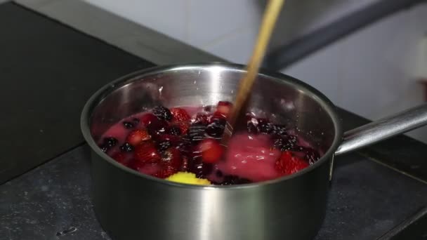 Випічка приготування їжі на кухні — стокове відео