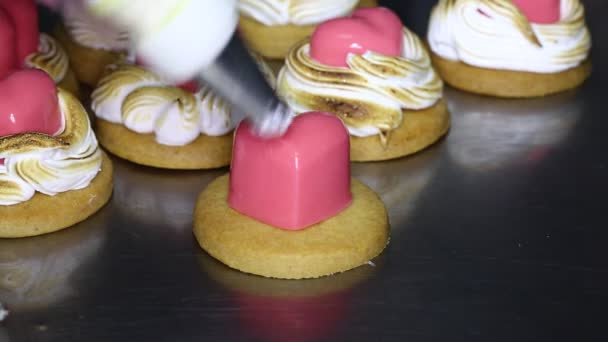 Cozinha de pastelaria na cozinha — Vídeo de Stock