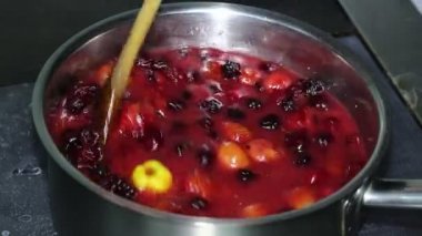 mutfakta yemek pasta