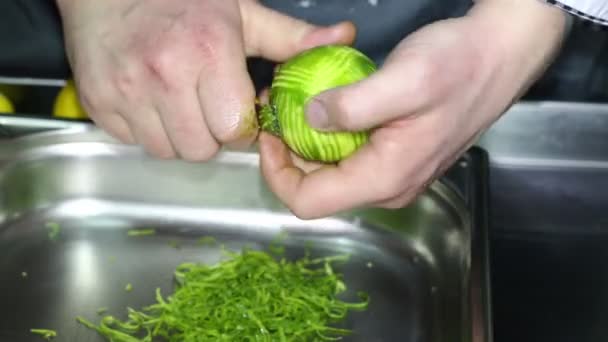 Cocinar pastelería en la cocina — Vídeos de Stock