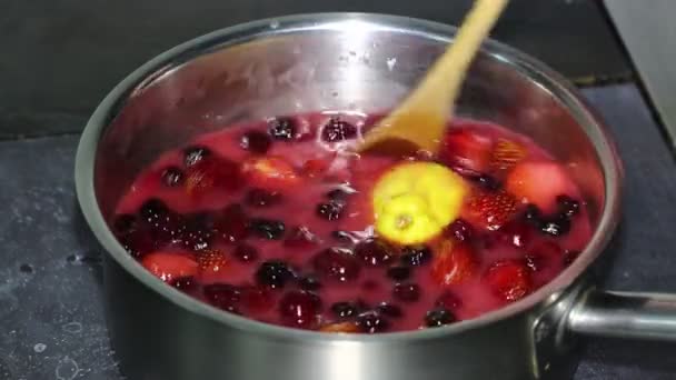 Cozinha de pastelaria na cozinha — Vídeo de Stock