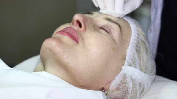 Cosmetic treatment with botox injection — Stock Video