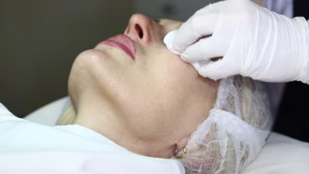 Cosmetic treatment with botox injection — Stock Video