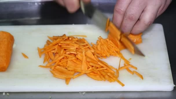 Chef bereidt eten in de keuken — Stockvideo