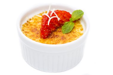 çilek ile süslenmiş Creme brulee