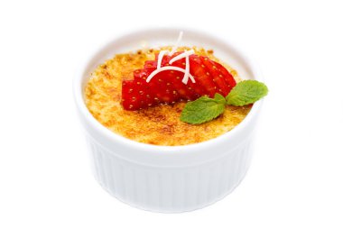 çilek ile süslenmiş Creme brulee
