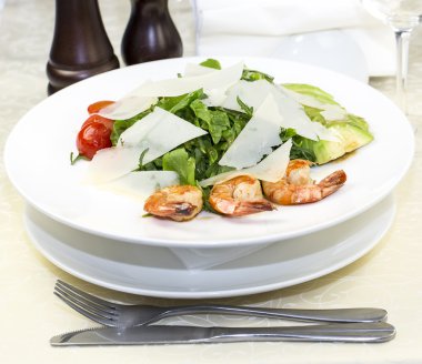 karides salatası ve yeşillik