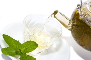 çay demlik dökülür