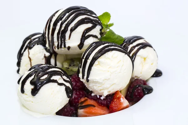 สลัดผลไม้และไอศกรีม — ภาพถ่ายสต็อก