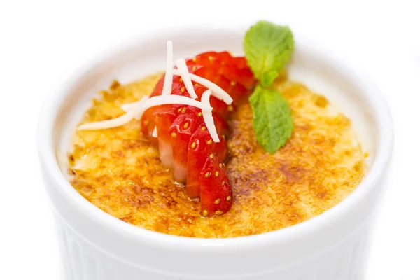 Creme brulee przyozdobionym z truskawkami — Zdjęcie stockowe