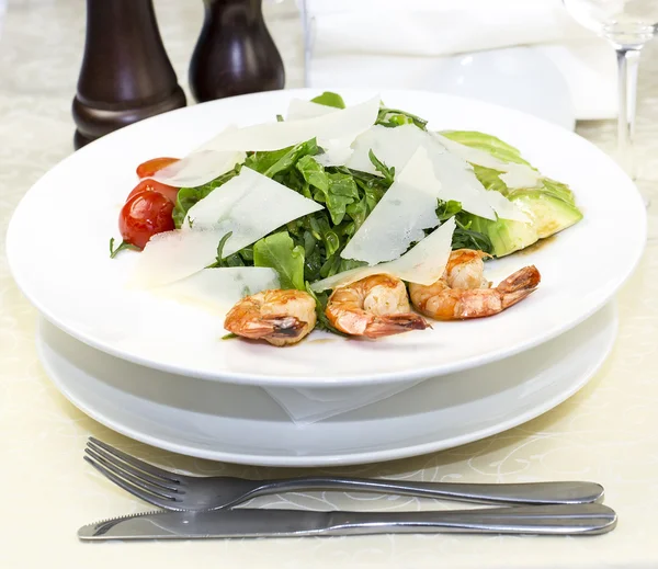 Salada de camarão e verduras — Fotografia de Stock