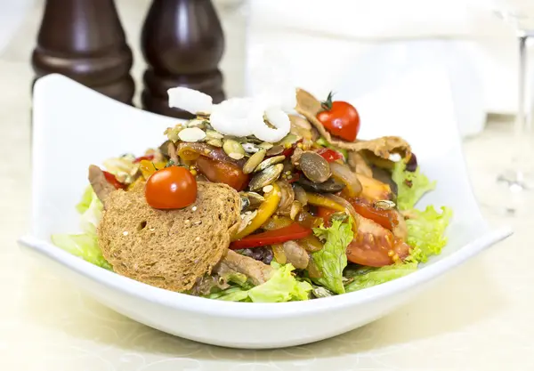 Salade chaude de boeuf et légumes — Photo