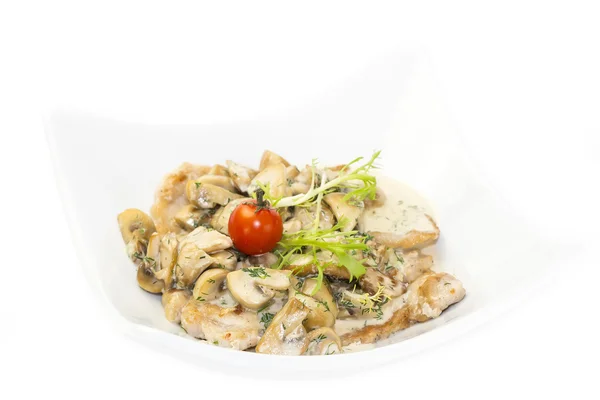 찐된 야채와 함께 크림 소스에 버섯 — 스톡 사진