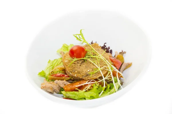 Теплый салат из говядины и овощей — стоковое фото