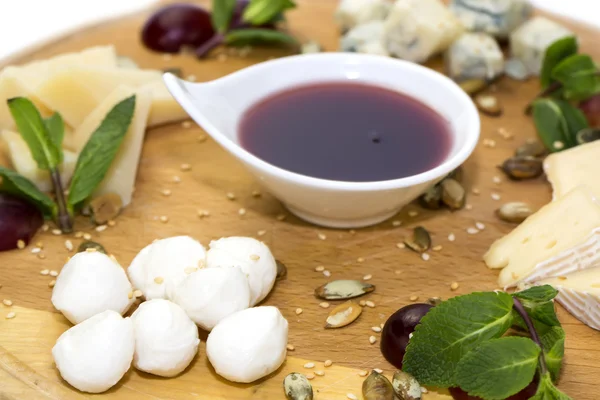 Cheese plate, with several kinds of cheese — Stock Photo, Image