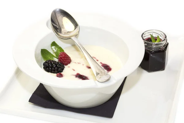 Griesmeel PAP met bessen versierd met berry jam — Stockfoto