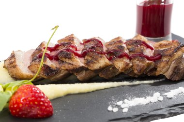 fırında kaz meme patates püresi ve elma sosu ile