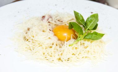 Spagetti ile peynir ve yumurta