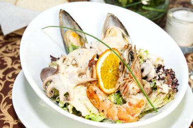 Sebzeli salata ve deniz ürünleri.