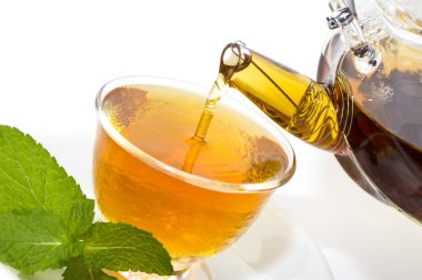 çay demlik dökülür