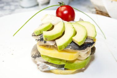 ringa balığı salata sebze ile