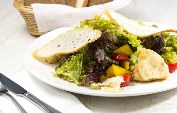 Салат с овощами и козьим сыром — стоковое фото